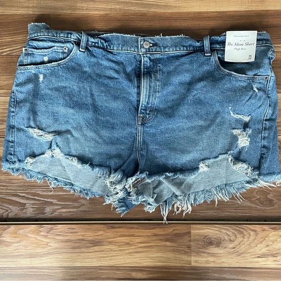 NWT Abercrombie Distressed DenimThe Mom Short High Rise Waist 36 / Size 22 - Picture 1 of 6